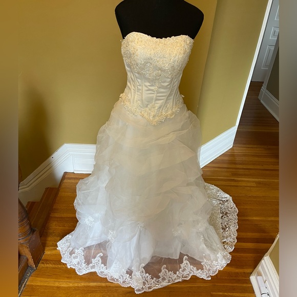 Wedding gown - Picture 1 of 9